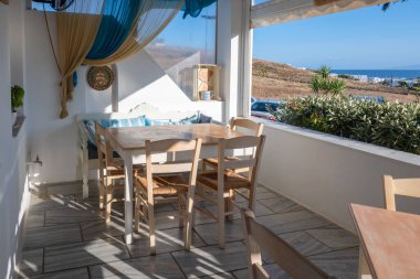 Paros, Yunanistan - 29 Eylül 2020: Paros adasında yerel yemekleri olan geleneksel Yunan restoranı. Kiklad. Yunanistan.
