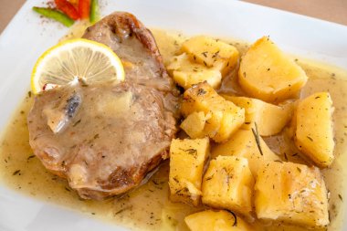 Lokantada patatesle birlikte et suyunda pişirilmiş kuzu eti. Geleneksel Yunan yemeği.