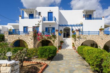 Tipik beyaz boyalı Yunan villası. Paros adasında Kiklad tarzı mavi pencereli. Yunanistan