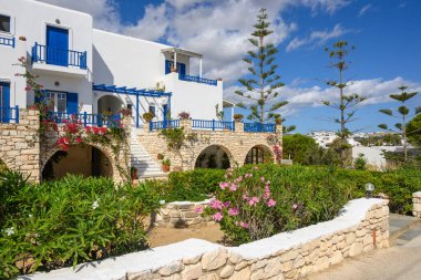 Tipik beyaz boyalı Yunan villası. Paros adasında Kiklad tarzı mavi pencereli. Yunanistan
