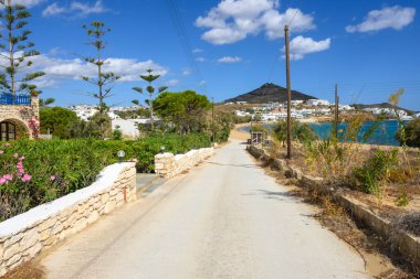 Paros adasındaki güzel kumlu Logaras plajına giden yol.