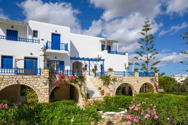 Tipikus Fehérre Meszelt Görög Villa Kék Ablakokkal Ciklikus Stílusban Paros — Stock Fotó