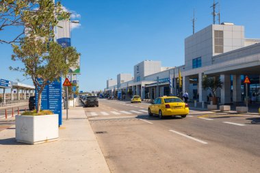 Atina, Yunanistan - 1 Ekim 2020: Atina Uluslararası Havaalanına varış ve gidiş yeri