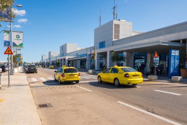 Atina, Yunanistan - 1 Ekim 2020: Atina Uluslararası Havaalanına varış ve gidiş yeri