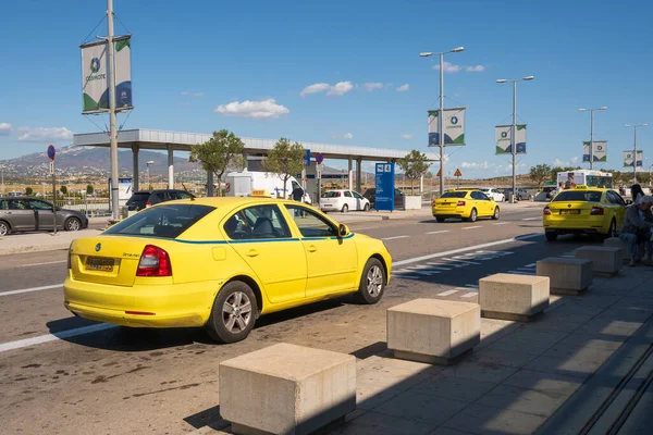 Atina, Yunanistan - 1 Ekim 2020: Atina Uluslararası Havaalanında sarı taksi