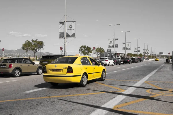 Ateny Grecja Października 2020 Żółta Taksówka Międzynarodowym Lotnisku Atenach — Zdjęcie stockowe