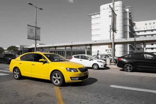 Atenas Grecia Octubre 2020 Taxi Amarillo Aeropuerto Internacional Atenas —  Fotos de Stock