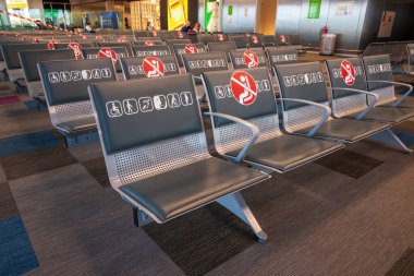 Atina, Yunanistan - 1 Ekim 2020: Atina havalimanı çıkış kapısında salgın sırasında yolcu bekleme koltuğu