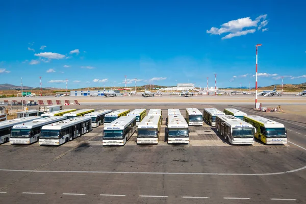 Atenas Grecia Octubre 2020 Una Fila Autobuses Blancos Del Aeropuerto —  Fotos de Stock