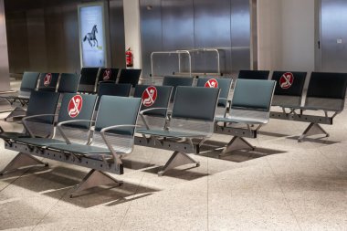 Atina, Yunanistan - 1 Ekim 2020: Atina havaalanı çıkış kapısında bekleyen yolcu koltuğu