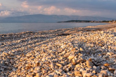 Korfu adasının kuzeyinde, Acharavi 'de bir çakıl taşı plajı. Yunanistan