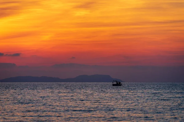 Bateau Pêche Dans Mer Pendant Coucher Soleil Île Corfou Grèce — Photo