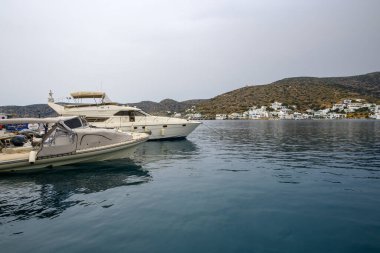 Katapola, Amorgos - 18 Mayıs 2024: Amorgos adasındaki Katapola limanında demirli tekneler. Cyclades, Yunanistan