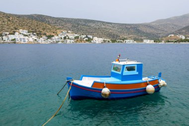 Bulutlu bir günde Katapola limanında bir balıkçı teknesi. Amorgos Adası, Kiklad, Yunanistan