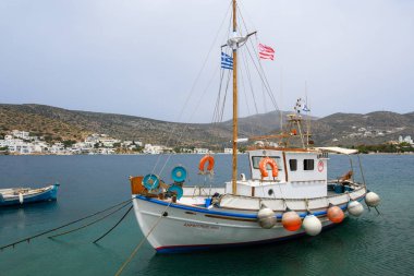 Katapola, Amorgos - 18 Mayıs 2024: Amorgos adasındaki Katapola limanında balıkçı teknesi. Cyclades, Yunanistan