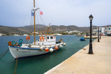 Katapola, Amorgos - 18 Mayıs 2024: Amorgos adasındaki Katapola limanında balıkçı teknesi. Cyclades, Yunanistan