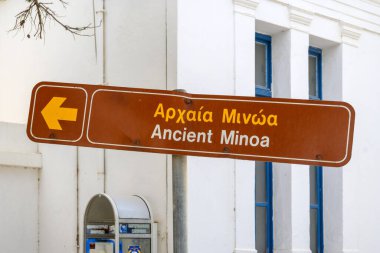 Amorgos adasındaki Katapola kasabasındaki antik Minoa 'ya bir işaret. Cyclades, Yunanistan