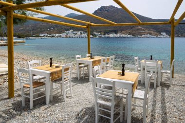 Amorgos, Yunanistan - 18 Mayıs 2024: Xilokeratidi 'de Katapola limanına bakan Yunan restoranı. Amorgos, Cyclades, Yunanistan