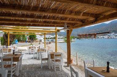 Amorgos, Yunanistan - 18 Mayıs 2024: Amorgos 'taki Xilokeratidi' deki Yunan tavernası. Katapola Körfezi, Kiklad, Yunanistan