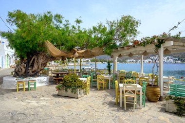 Xilokeratidi 'de Katapola Körfezi' ne bakan büyüleyici bir taverna. Amorgos, Cyclades, Yunanistan
