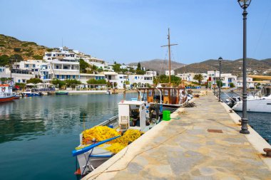 Xilokeratidi 'deki balıkçı limanı, Katapola körfezinde küçük sevimli bir yerleşim yeri. Amorgos, Cyclades, Yunanistan