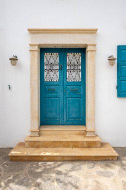 Amorgos adasındaki Xilokeratidi köyündeki bir Yunan evinin mavi kapısı. Cyclades, Yunanistan