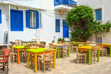 Amorgos, Yunanistan - 18 Mayıs 2024: Amorgos 'taki Xilokeratidi' deki Yunan tavernası. Cyclades, Yunanistan