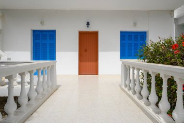 Amorgos adasındaki Katapola köyünde mavi pencereli bir Yunan evi. Cyclades, Yunanistan