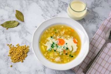 Krupnik, geleneksel sebzeli arpa çorbası.