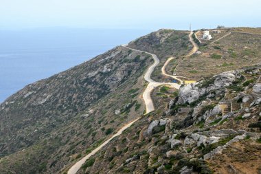 Yunan adası Amorgos 'ta dolambaçlı bir dağ yolu. Cyclades, Yunanistan