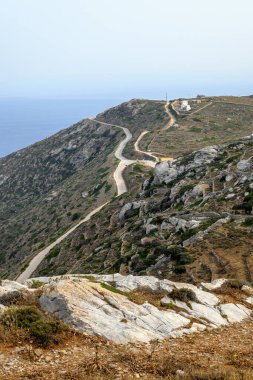 Yunan adası Amorgos 'ta dolambaçlı bir dağ yolu. Cyclades, Yunanistan