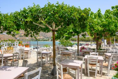 Amorgos, Yunanistan - 19 Mayıs 2024: Amorgos adasındaki Aegiali köyünde hoş bir restoran. Cyclades, Yunanistan