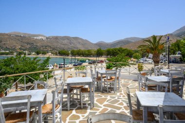 Amorgos, Yunanistan - 19 Mayıs 2024: Amorgos adasındaki Aegiali köyündeki Yunan restoranı. Cyclades, Yunanistan