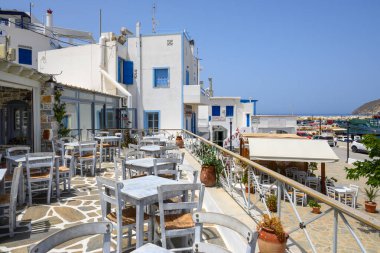 Amorgos, Yunanistan - 19 Mayıs 2024: Amorgos adasındaki Aegiali köyünün merkezindeki restoran. Cyclades, Yunanistan