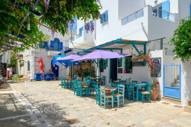 Amorgos, Yunanistan - 19 Mayıs 2024: Amorgos adasındaki Lagada köyündeki Yunan restoranı. Cyclades, Yunanistan
