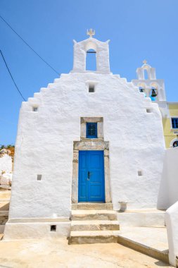 Amorgos adasındaki Lagada köyünde mavi kapılı Yunan şapeli. Cyclades, Yunanistan