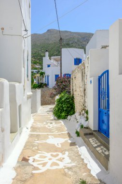 Amorgos adasındaki Lagada köyünde dar bir sokakta. Cyclades, Yunanistan