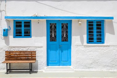 Amorgos adasındaki Lagada köyündeki Yunan evinin mavi pencere ve kapısı. Cyclades, Yunanistan