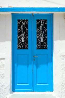 Amorgos adasındaki Lagada köyündeki Yunan evinin mavi kapısı. Cyclades, Yunanistan