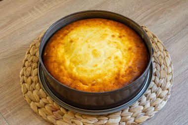 Pişirme kabında ev yapımı peynirli kek.