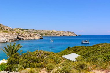 Kallithea Springs plajı, yüzmek ve şnorkelle yüzmek için harika bir yer. Rodos Adası, Yunanistan
