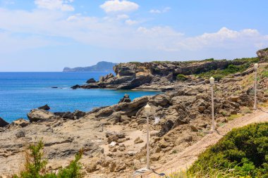 Kalithea Springs 'in deniz kenarında inanılmaz kaya oluşumları var. Rhodes Adası. Yunanistan