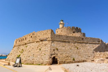 Mandraki Limanı 'ndaki Agios Nikolaos Kalesi. Rhodes Adası. Yunanistan
