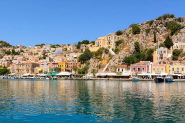 Symi, Yunanistan - 15 Mayıs 2018: Yamaçta renkli evleri olan Surmi Adası. Dodekanese, Yunanistan