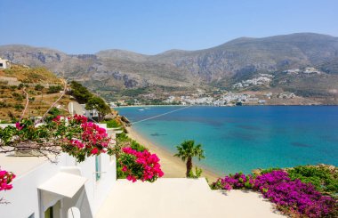 Amorgos 'taki Levrossos Plajı. Sessiz, berrak suları ve güzel doğasıyla. Cyclades, Yunanistan