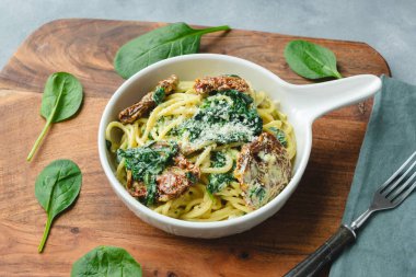 Ispanaklı makarna, kurutulmuş domates ve mascarpone soslu mavi peynir.