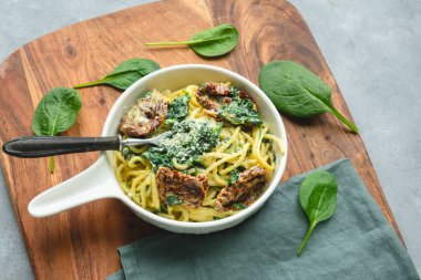 Ispanaklı makarna, kurutulmuş domates ve mascarpone soslu mavi peynir.