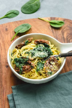 Ispanaklı makarna, kurutulmuş domates ve mascarpone soslu mavi peynir.