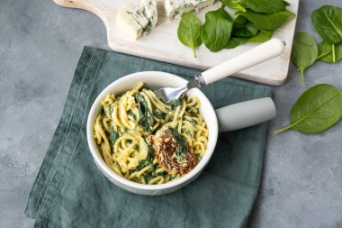 Ispanaklı makarna, kurutulmuş domates ve mascarpone soslu mavi peynir.