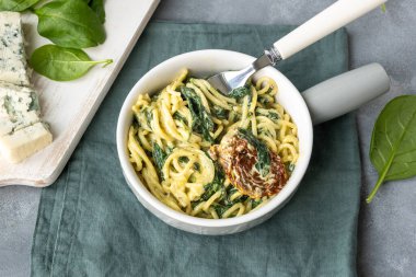 Ispanaklı makarna, kurutulmuş domates ve mascarpone soslu mavi peynir.